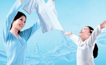 衣服是干洗的費用高還是水洗的費用高？