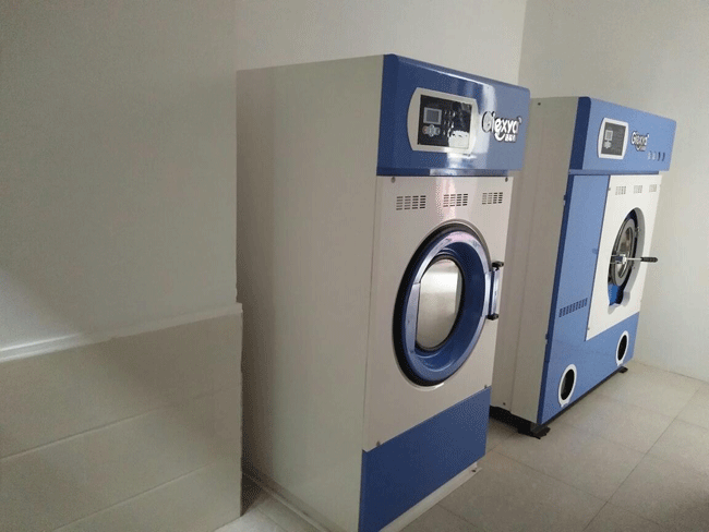 蔣女士潔希亞干洗店店內(nèi)的<a href='http://www.hljts.com/shebei/'>干洗設(shè)備</a>