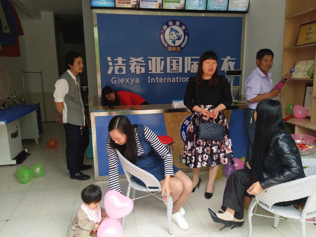 蔣女士親朋好友，以及客戶